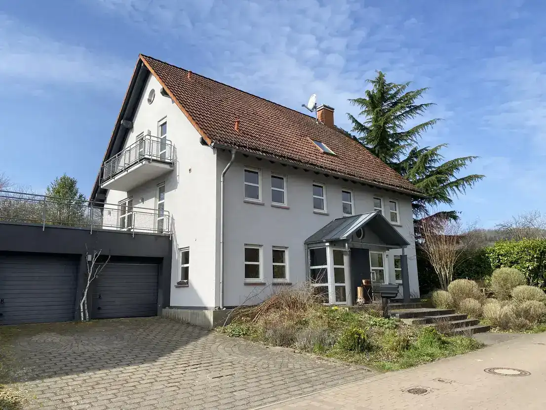 BEAUTIFUL HUGE FREESTANDING HOUSE WITH DOUBLE GARAGE IN ATTRACTIVE LOCATION!