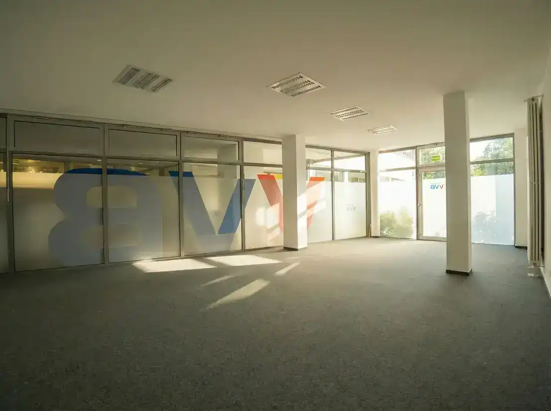 Hohe Visibilität im Erdgeschoss! Gewerbeeinheit in Saarlouis-City zur Miete!