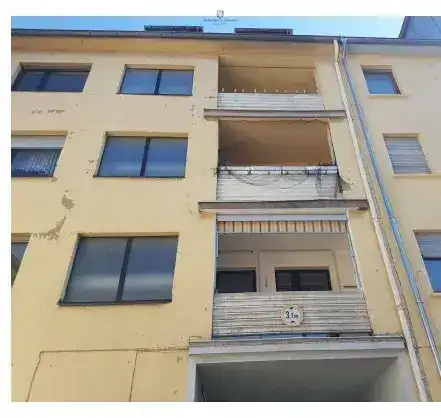 Gebäuderückseite mit 3 Balkone
