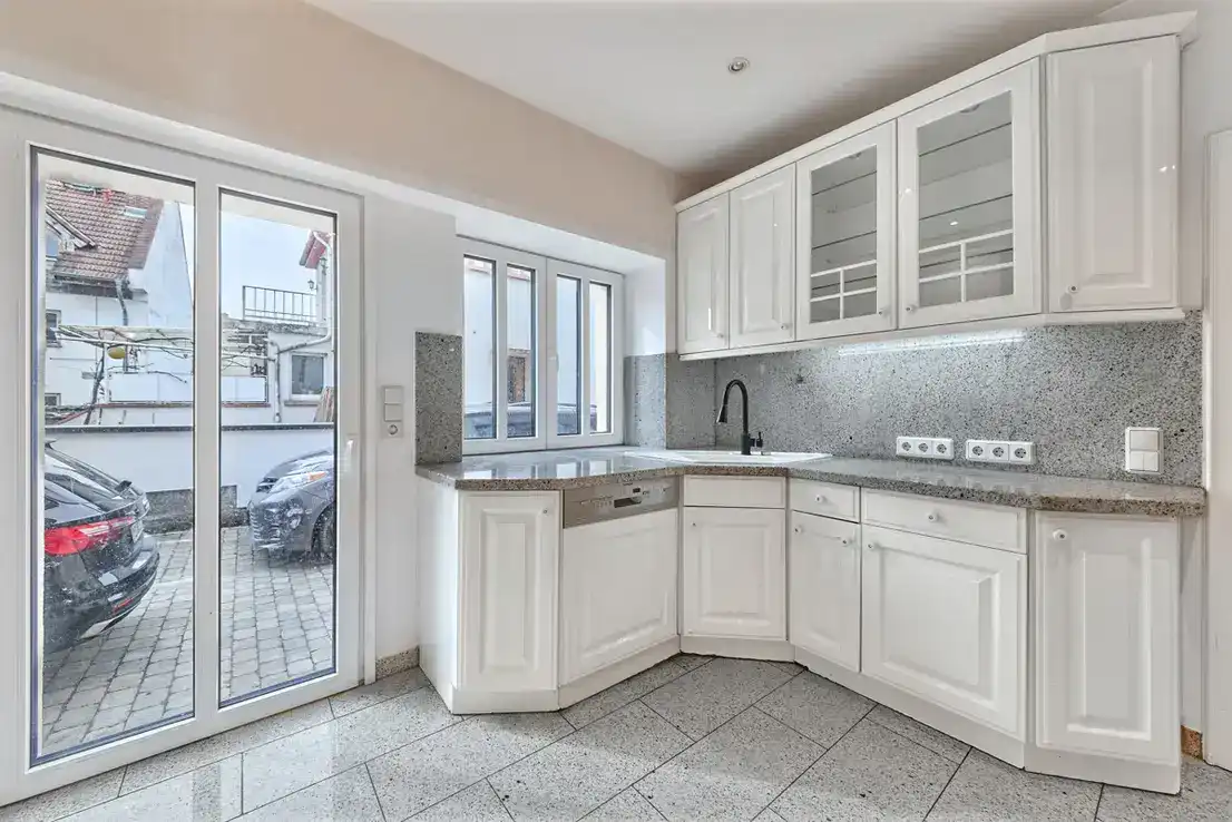 Ground floor: Kitchen with app