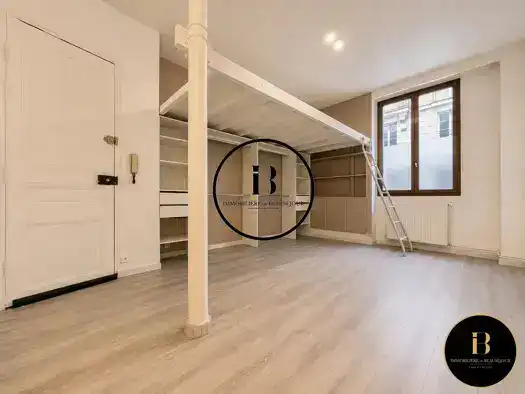 Квартира в аренду — Париж, 8-й округ — 1 195 € — 1 комната, 30 м², на первом этаже