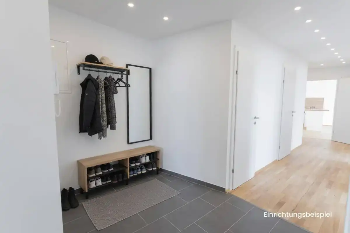 Moderner Flur mit grauen Fliesen, Holzboden und praktischer Garderobe als Einrichtungsbeispiel.