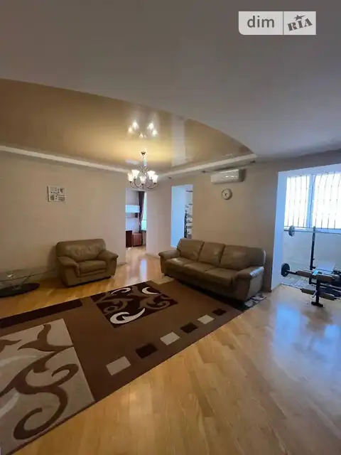 Appartement de trois chambres à Dnipro, quartier Robocha, rue Verstatabudivelnyy, pour location à long terme mensuelle