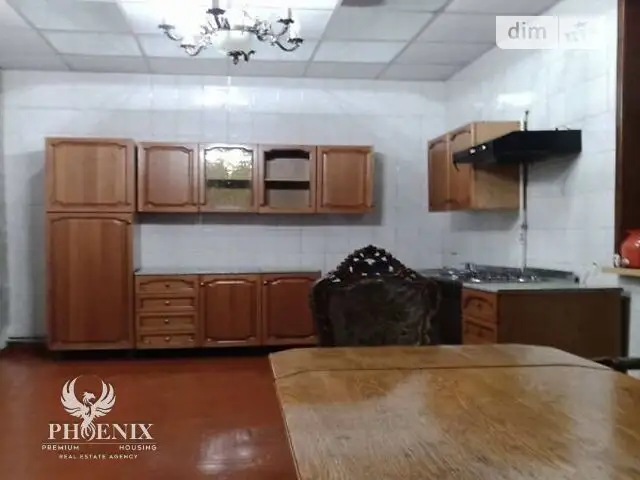 A two-story house with an area of 250 sqm, built from bricks. For rent for a month in Dnipro, in the Centralny district.