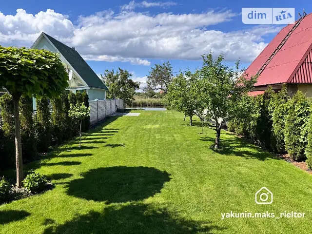 A single-story house with an area of 98.3 square meters, built from bricks. It is rented monthly in Dnipro, in the Samarivka area.