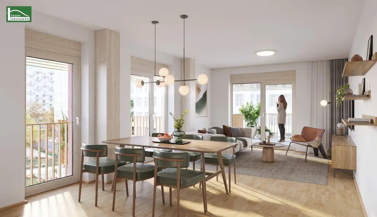 Modernes Wohn-Esszimmer mit Holzboden, großen Fenstern und Zugang zu einem Balkon.