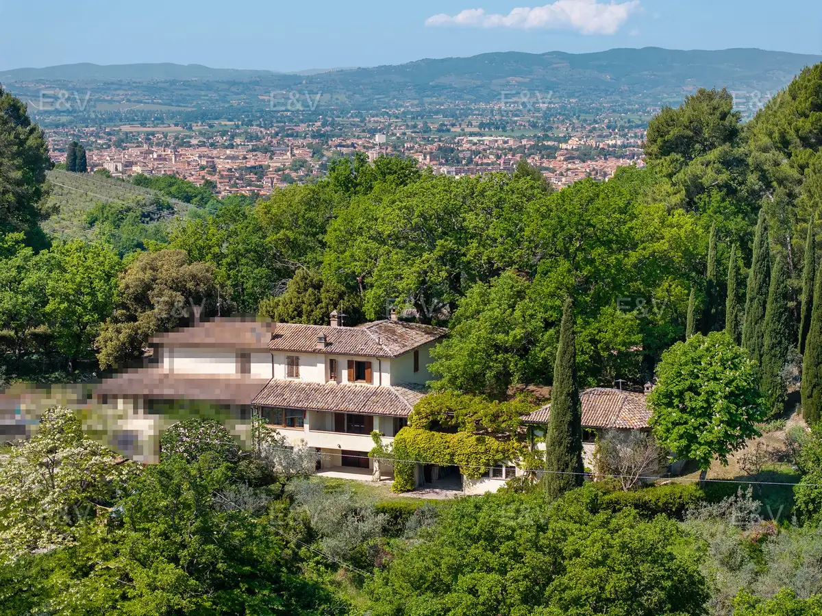 An elegant farmhouse in the Umbrian hills