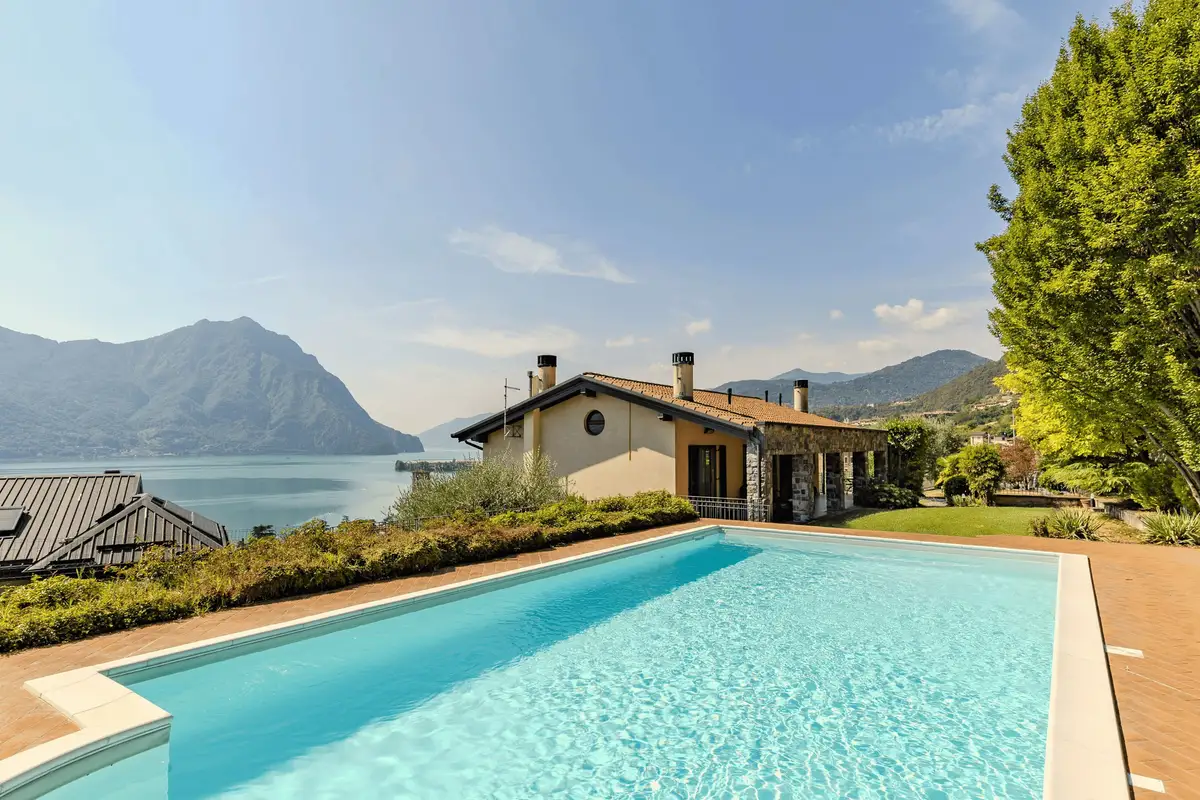 Exclusive villa in Lovere with pool and lake view