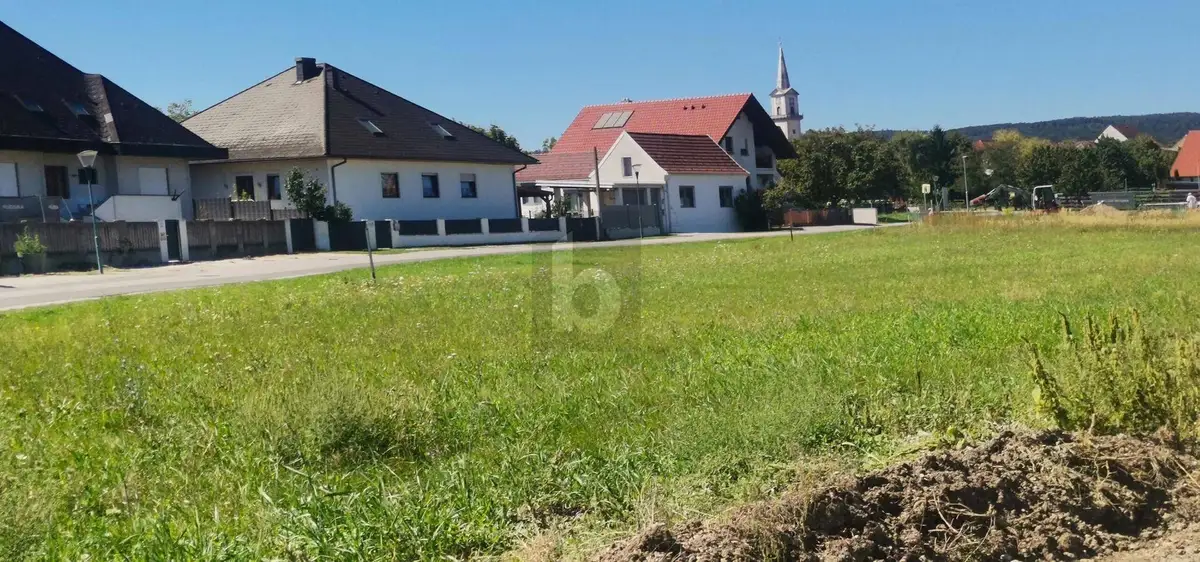 RUHIG GELEGEN - 596 M2 - EINER VON VIER BAUPLÄTZEN