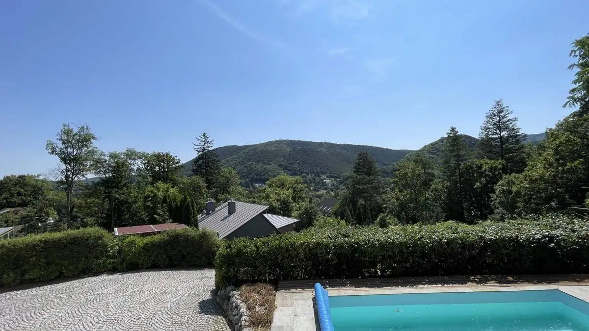Weitläufiger Blick über die grüne Hügellandschaft an einem sonnigen Tag.
