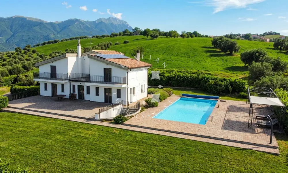 Contemporary Villa with Panoramic Views from Lake Penne to the Adriatic Coast