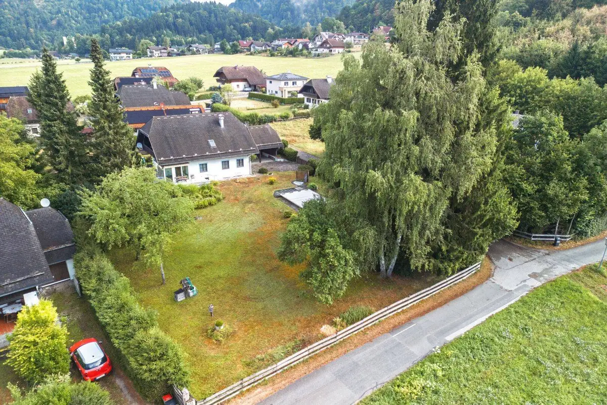 Luftaufnahme des Anwesens mit Wohnhaus, großem Garten und umliegender ländlicher Bebauung.
