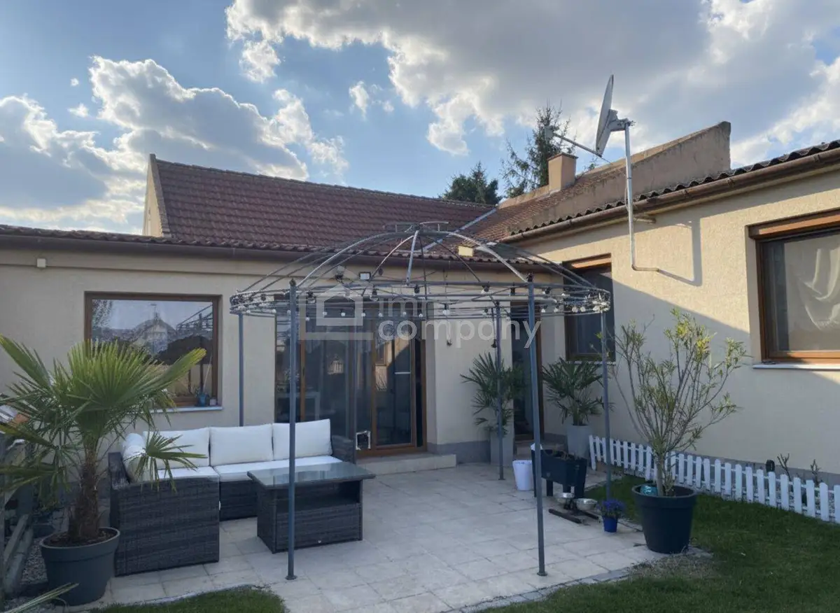 Gemütliche Terrasse mit Sitzgelegenheiten und einem Pavillon, ideal für entspannte Stunden im Freien.